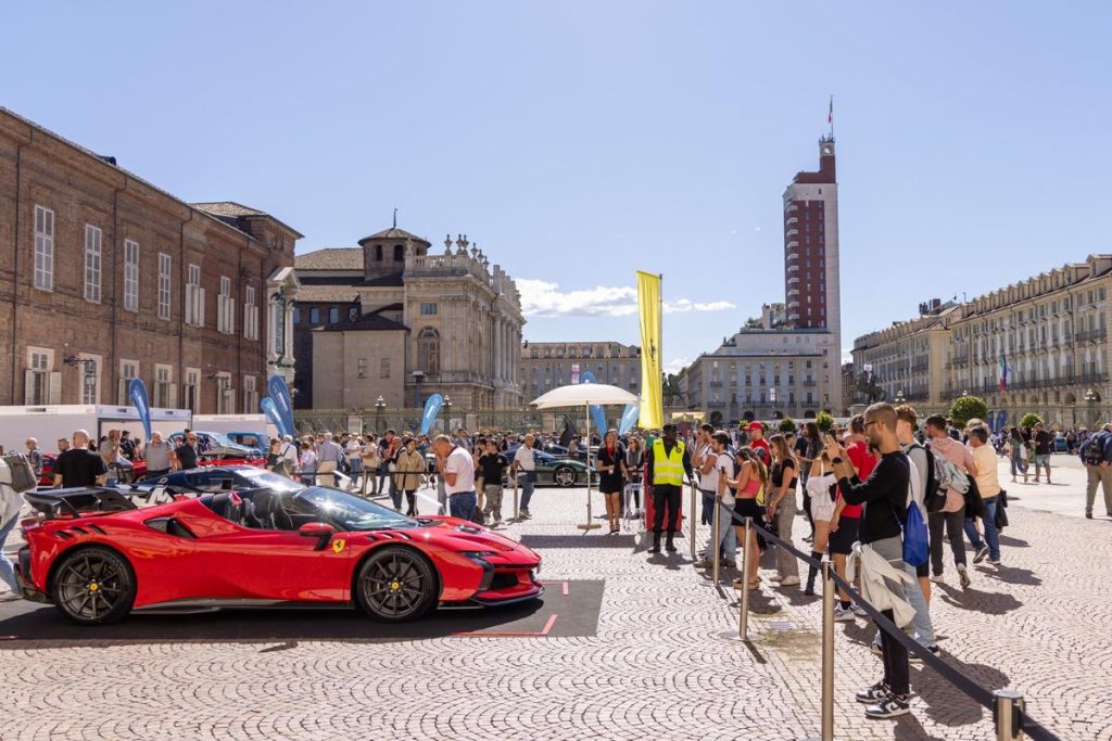 Ferrari e altre supercar in esposizione nella Piazzetta Reale di Torino durante il Salone dell'Auto all'aperto.