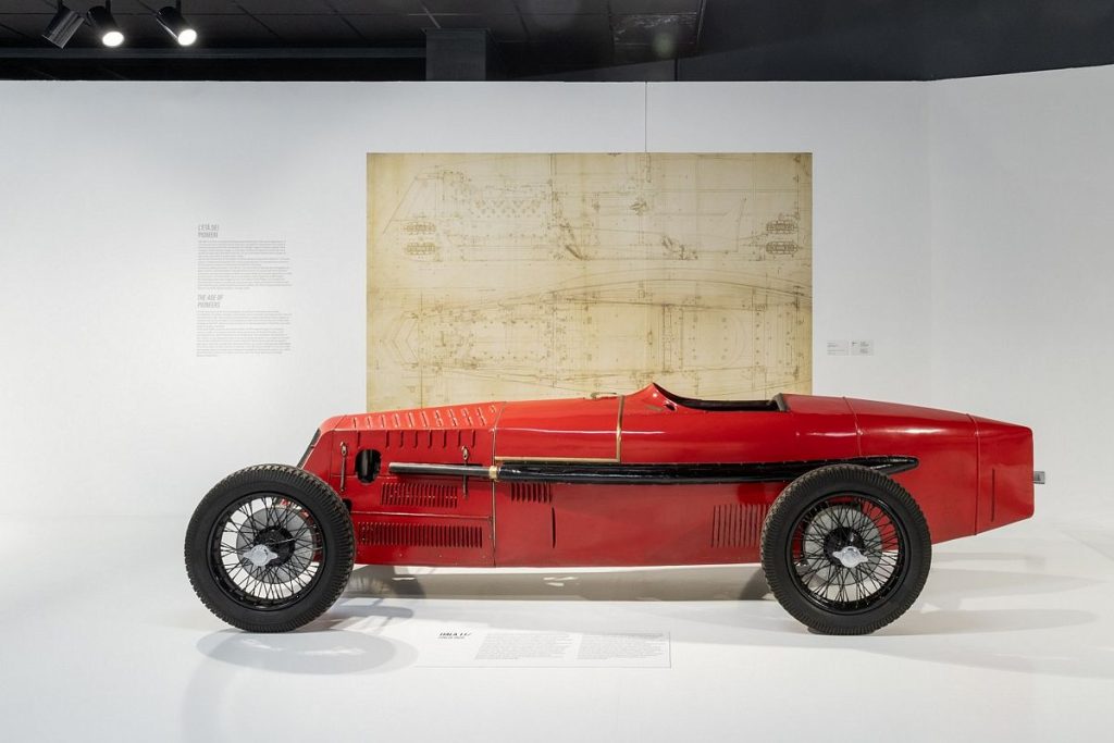 Auto storica in esposizione alla mostra Una Storia al Futuro organizzata per festeggiare i 90 anni del Museo dell'Auto di Torino