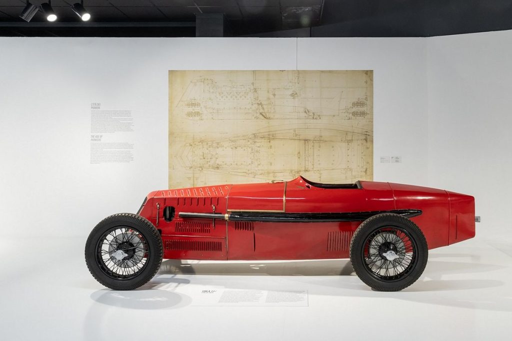 Auto storica in esposizione alla mostra Una Storia al Futuro organizzata per festeggiare i 90 anni del Museo dell'Auto di Torino