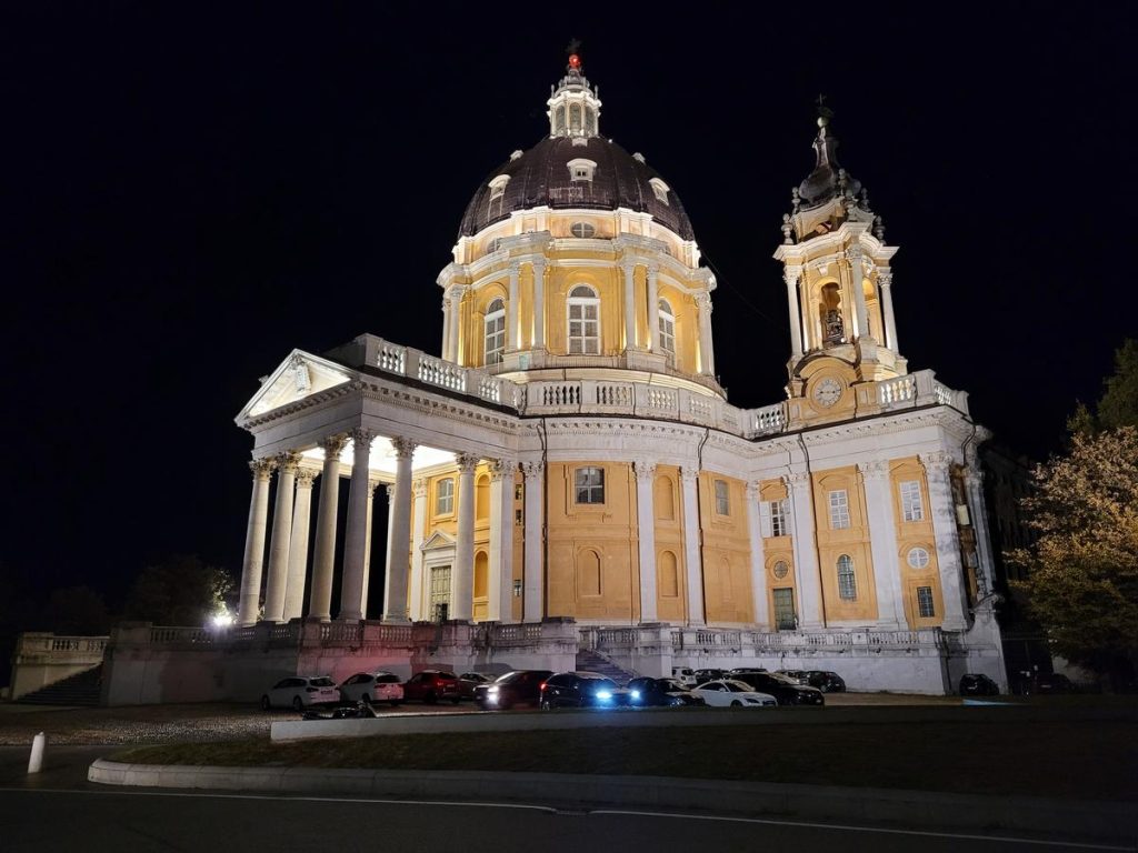 Basilica di Superga illuminata di sera